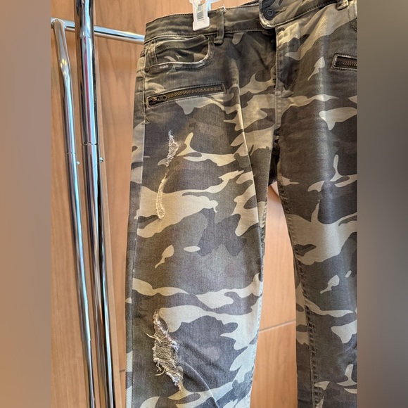 Pre-Loved Zara Greige/Green Camouflage Cropped Skinny Jeans in size 8 - Picture 5 of 8